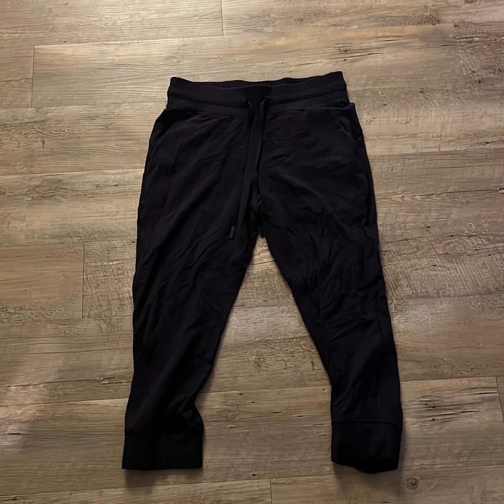 Lululemon cropped joggers